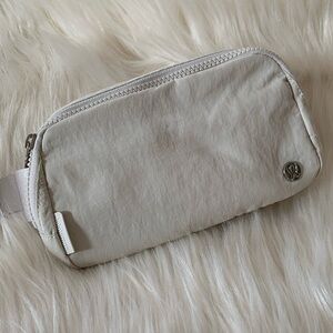 Lululemon Everywhere Beltbag 1L Offwhite color